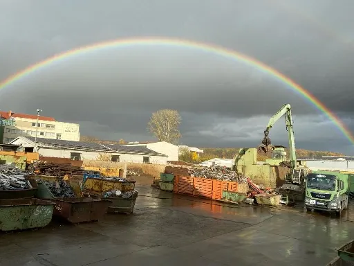 Betriebsgelände von Born Recycling in Butzbach mit Regenbogen