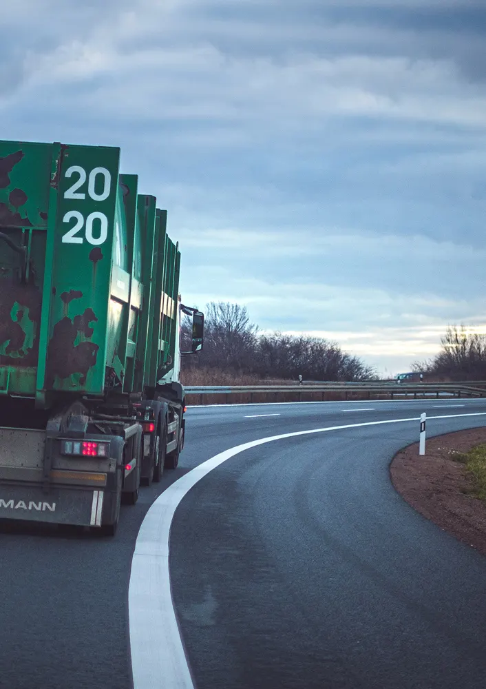 LKW auf einer Landstraße