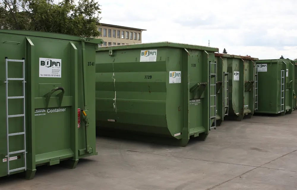 Born-LKW mit Absetzcontainer