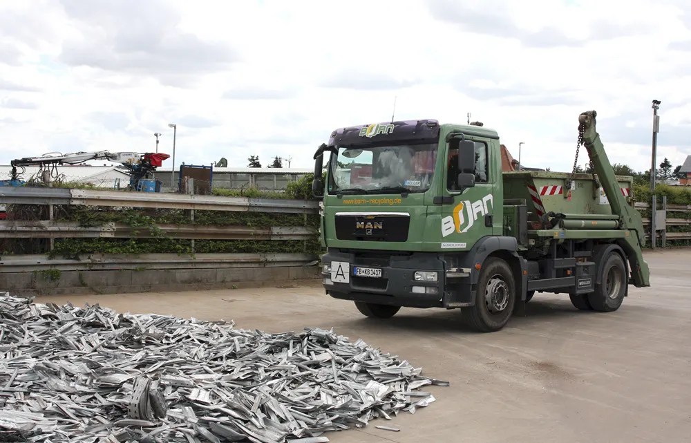 Born-LKW mit Abrollcontainer