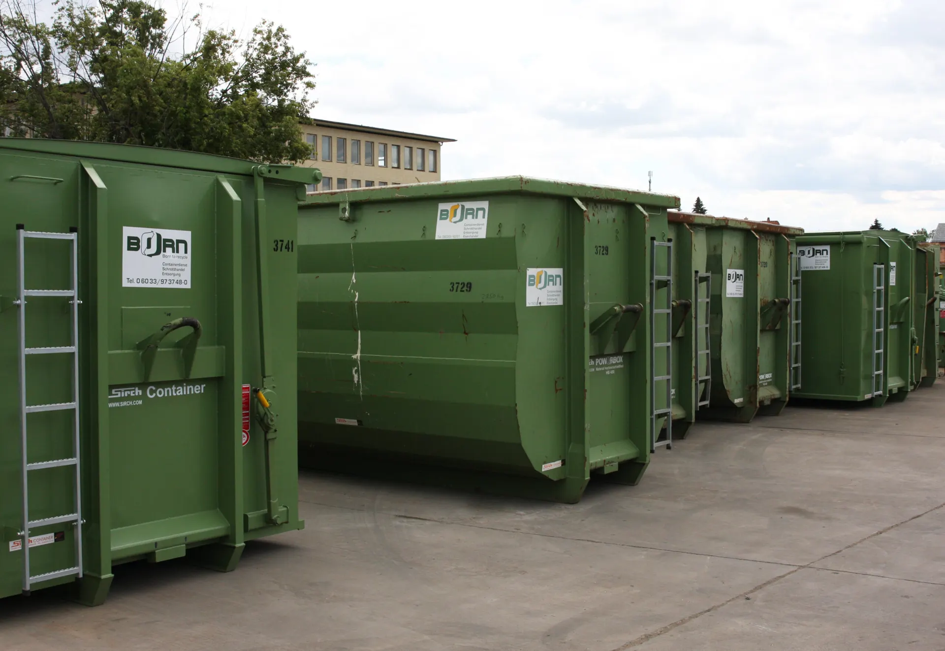 Grüne Absetzcontainer auf dem Hof