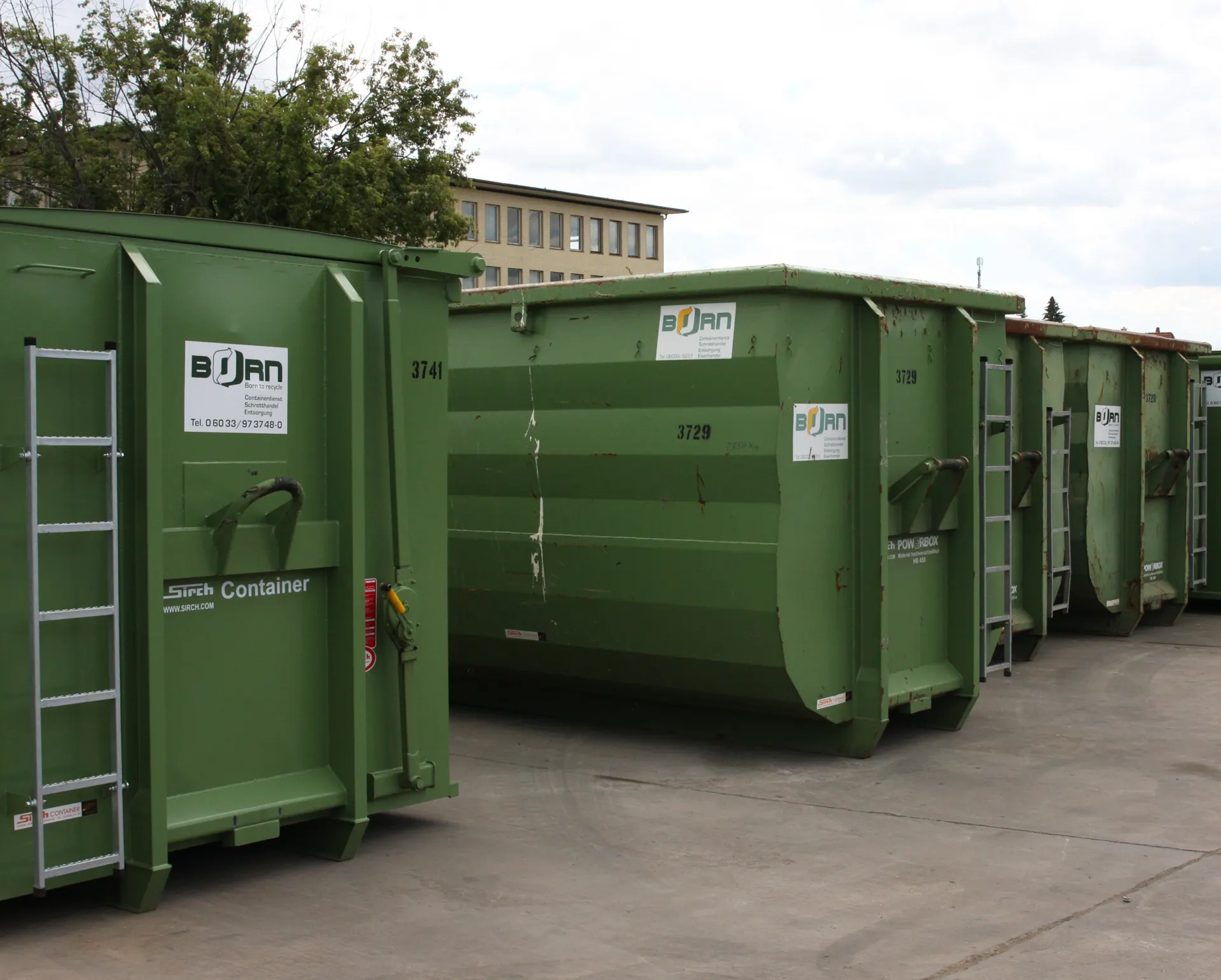 Grüne Born-Container auf dem Betriebshof